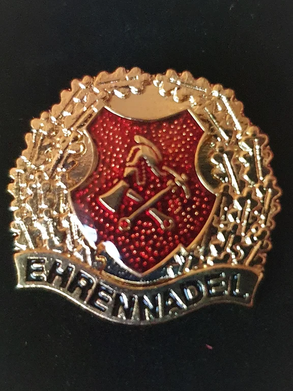 Ehrennadel.jpg